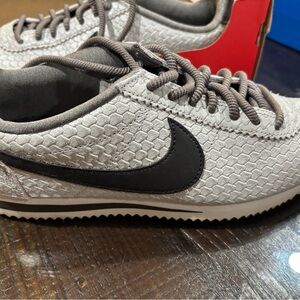 Nike WMNS Classic Cortez SE Pewter Sneakers